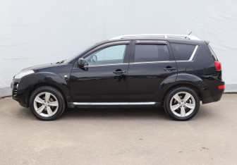 Подержанный автомобиль Peugeot 4007 2010 года (8 фото)