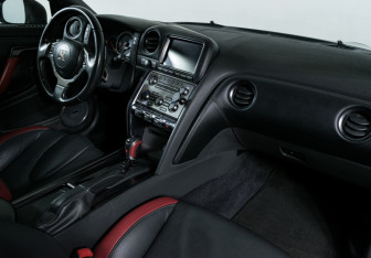 Подержанный автомобиль Nissan GT-R 2011 года (10 фото)