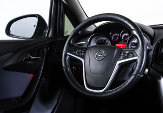 Подержанный автомобиль Opel Astra Hatchback 2014 года (13 фото)