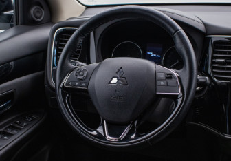 Подержанный автомобиль Mitsubishi Outlander 2021 года (16 фото)
