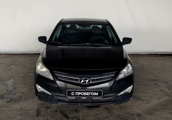 Подержанный автомобиль Hyundai Solaris Sedan 2015 года (2 фото)