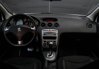 Подержанный автомобиль Peugeot 408 2014 года (9 фото)