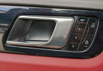 Подержанный автомобиль Porsche Cayenne 2020 года (9 фото)