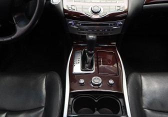 Подержанный автомобиль Infiniti Q70 2014 года (9 фото)