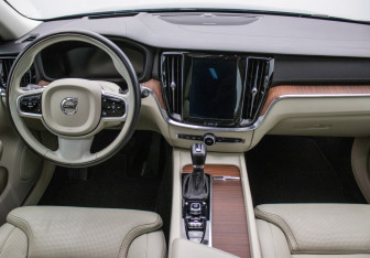 Подержанный автомобиль Volvo V60 2018 года (13 фото)