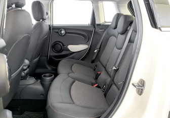 Подержанный автомобиль MINI Hatch 2016 года (12 фото)