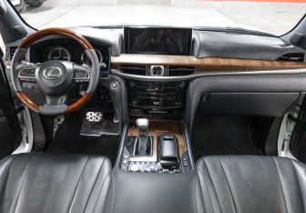 Подержанный автомобиль Lexus LX 2018 года (13 фото)