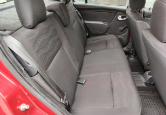 Подержанный автомобиль Renault Sandero 2012 года (11 фото)