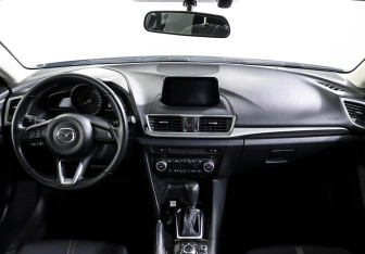 Подержанный автомобиль Mazda 3 Hatchback 2018 года (11 фото)