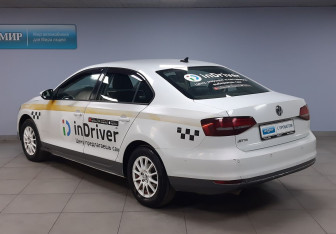 Подержанный автомобиль Volkswagen Jetta Sedan 2018 года (7 фото)