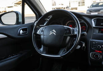 Подержанный автомобиль Citroen C4 Hatchback 2012 года (10 фото)