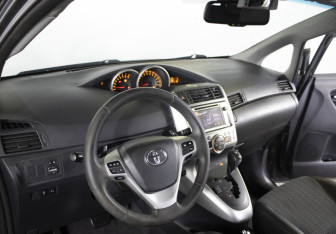 Подержанный автомобиль Toyota Verso 2012 года (9 фото)