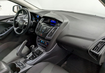 Подержанный автомобиль Ford Focus Sedan 2012 года (19 фото)