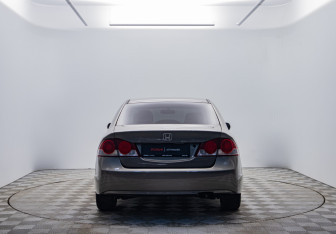 Подержанный автомобиль Honda Civic Sedan 2008 года (6 фото)