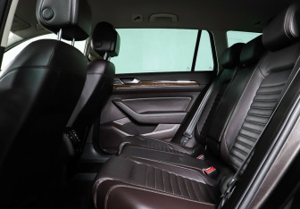 Подержанный автомобиль Volkswagen Passat Wagon 2015 года (19 фото)