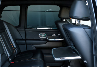 Подержанный автомобиль Rolls-Royce Cullinan 2019 года (27 фото)