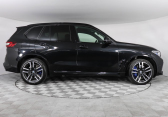 Подержанный автомобиль BMW X5 M 2021 года (6 фото)