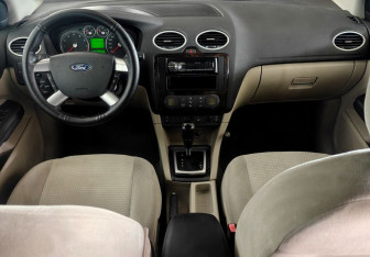 Подержанный автомобиль Ford Focus Sedan 2006 года (9 фото)