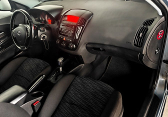 Подержанный автомобиль Kia Ceed Hatchback 2007 года (9 фото)