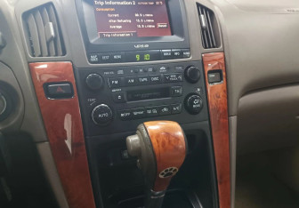 Подержанный автомобиль Lexus RX 2003 года (12 фото)