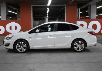 Подержанный автомобиль Opel Astra Sedan 2012 года (8 фото)