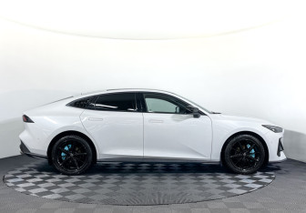 Подержанный автомобиль Changan UNI-V 2023 года (4 фото)