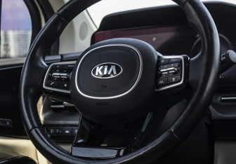 Подержанный автомобиль Kia Carnival 2020 года (11 фото)
