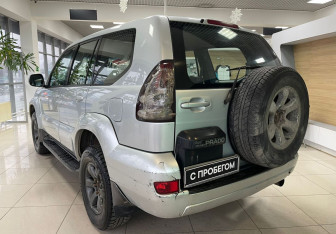 Подержанный автомобиль Toyota Land Cruiser Prado 2003 года (7 фото)