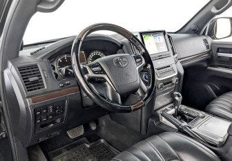 Подержанный автомобиль Toyota Land Cruiser Suv 2020 года (16 фото)