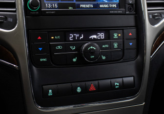 Подержанный автомобиль Jeep Grand Cherokee 2012 года (19 фото)