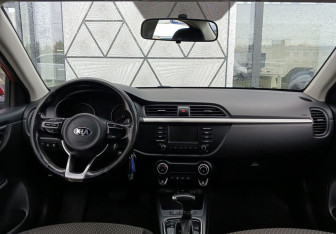 Подержанный автомобиль Kia Rio Sedan 2017 года (10 фото)