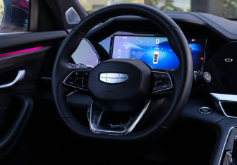 Подержанный автомобиль Geely Monjaro 2025 года (14 фото)