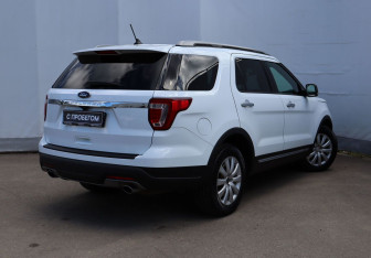 Подержанный автомобиль Ford Explorer 2018 года (4 фото)