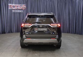 Подержанный автомобиль Toyota RAV4 2021 года (6 фото)