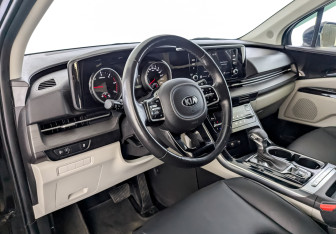 Подержанный автомобиль Kia Carnival 2021 года (16 фото)