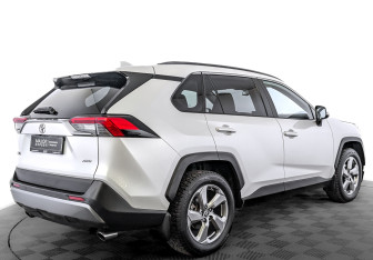 Подержанный автомобиль Toyota RAV4 2021 года (5 фото)