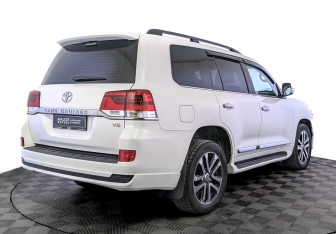 Подержанный автомобиль Toyota Land Cruiser Suv 2015 года (5 фото)