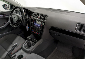 Подержанный автомобиль Volkswagen Jetta Sedan 2017 года (19 фото)