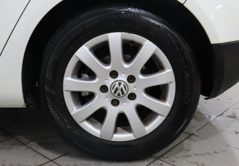 Подержанный автомобиль Volkswagen Golf Hatchback 2004 года (9 фото)