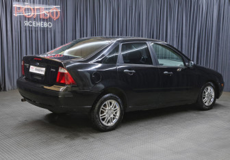 Подержанный автомобиль Ford Focus Sedan 2005 года (3 фото)