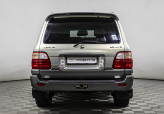 Подержанный автомобиль Lexus LX 2004 года (6 фото)
