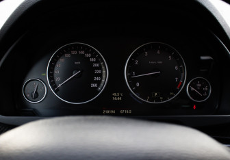 Подержанный автомобиль BMW X5 2013 года (10 фото)