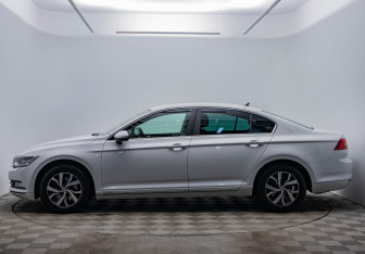 Подержанный автомобиль Volkswagen Passat Sedan 2019 года (8 фото)