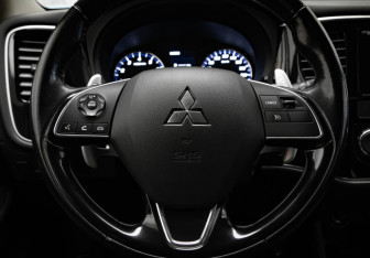 Подержанный автомобиль Mitsubishi Outlander 2016 года (10 фото)