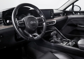 Подержанный автомобиль Kia K5 2021 года (14 фото)