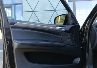 Подержанный автомобиль BMW X5 2007 года (15 фото)