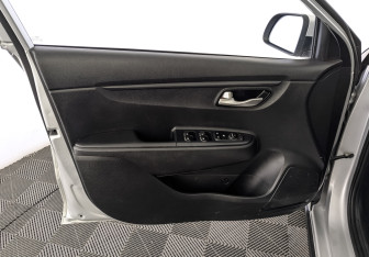 Подержанный автомобиль Kia Rio Hatchback 2021 года (17 фото)