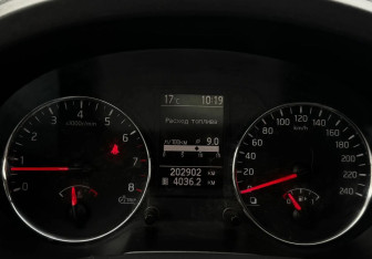 Подержанный автомобиль Nissan X-Trail 2011 года (14 фото)