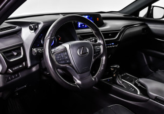 Подержанный автомобиль Lexus UX 2021 года (12 фото)
