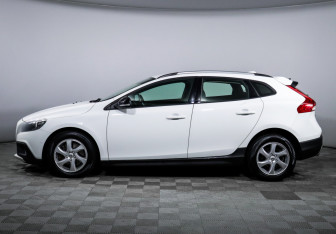 Подержанный автомобиль Volvo V40 Cross Country 2017 года (8 фото)